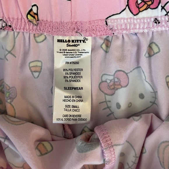 NWT•Sanrio Hello Kitty Fall Theme Pajama Set. Small (pit to pit 20.5 in) - Picture 10 of 13